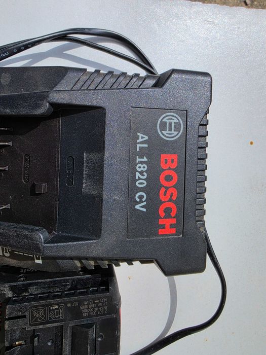 Acumulatori Bosch si încărcător 220 V