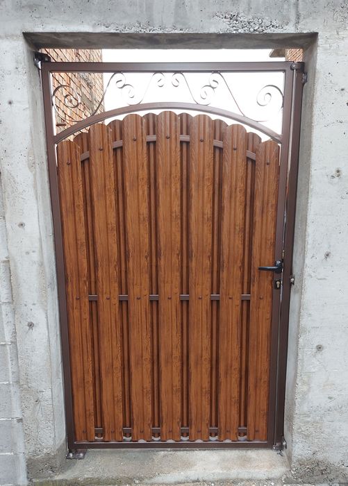 Дворни и пешеходни врати с метални профили- Оградки Бг