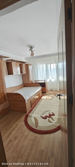Închiriez apartament cu 4 camere decomandat în Nicolina la bulevard.