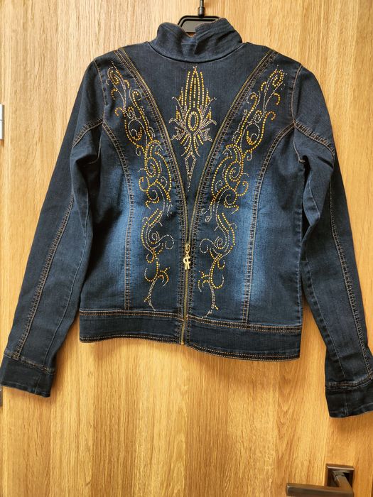 Дамско яке с красив гръб