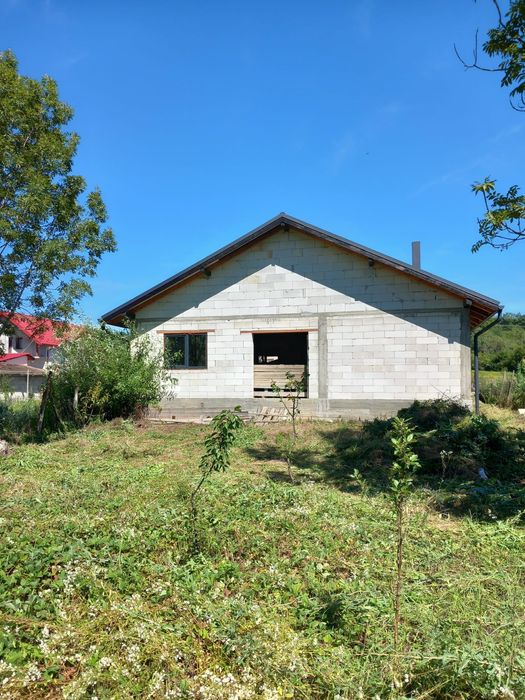 Casa de vânzare cu teren în Plopis