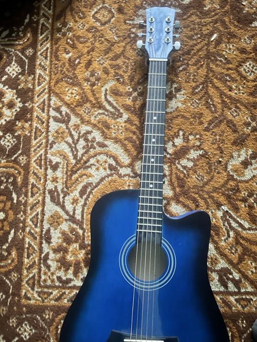 Akustik gitara sotiladi narxi450ming som xolati yangi oling norozi bol