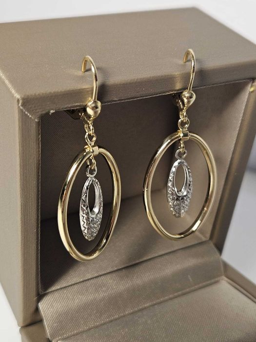 Cercei din aur galben cu un element central cu aspect alb-argintiu, creând un efect 14K cu design oval bicolor – 3,36 g