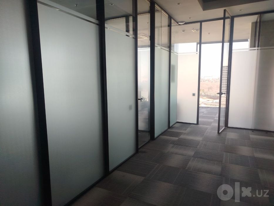 Matovaya plenka orakal tonirovka ofis va zdaniya oynalariga