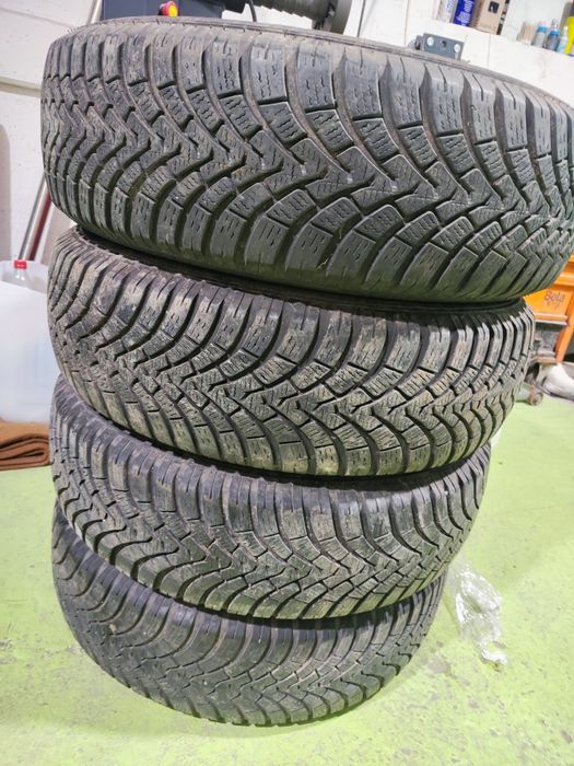 4 бр зимни 215/70/16 Falken