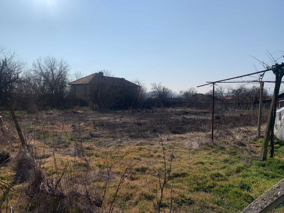 ДВУЕТАЖНА КЪЩА с двор с. Марино поле