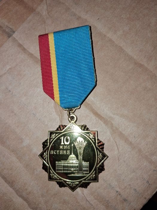 Продам знаки и медаль