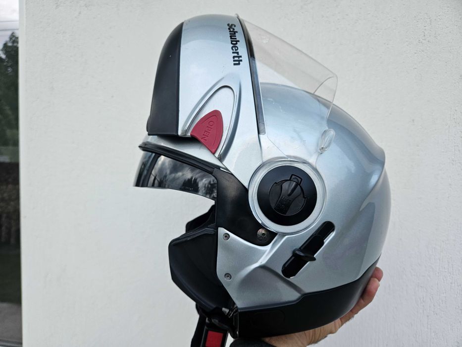 Каска Schuberth.
