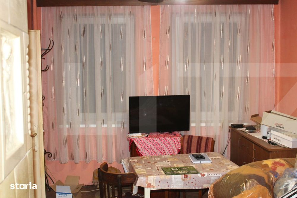 Casa traditionala cu curte generoasa, in centrul localitatii Valcele