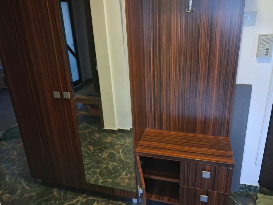 Dulap cu doua usi si oglinda pentru hol
