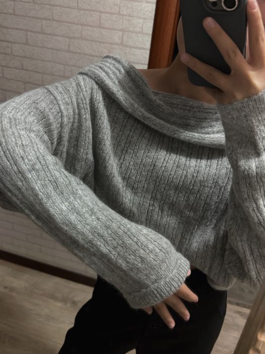 Кофта с открытыми плечами