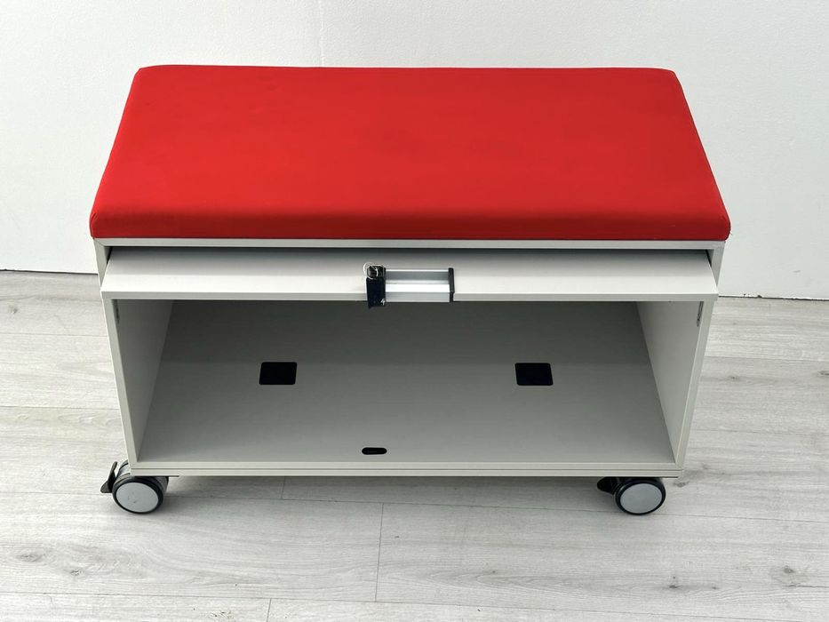 Модулна система за офис шкафове от steelcase с червена възглавница
