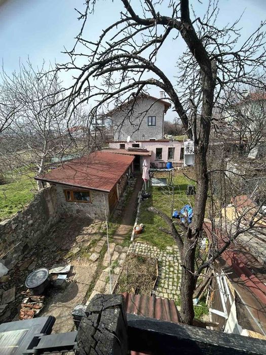 Двуетажна къща в с. Войнеговци!