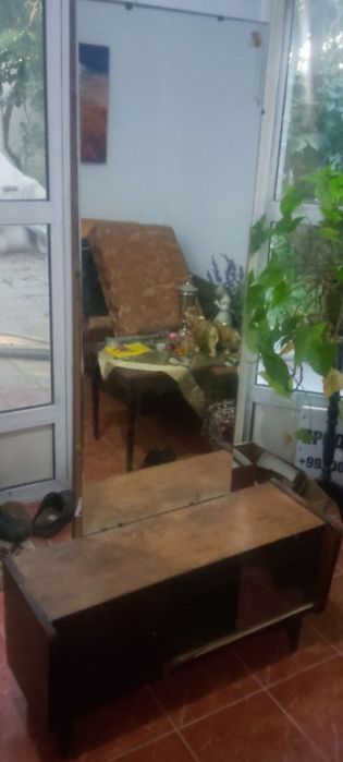 Трюмо с отличным большим зеркалом