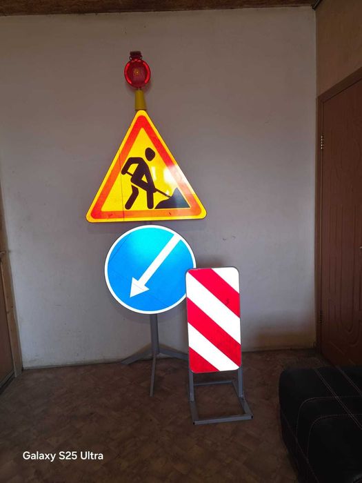 Дорожные знаки и стойки