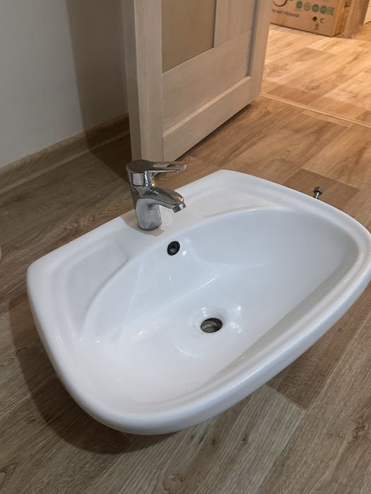 Раковина со сместителем и пьедесталом