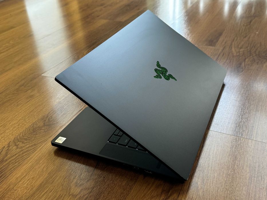 15.6' 300Hz Core i7-10875H Razer Blade Advanced 32GB DDR4/512GB NVMe/Nvidia RTX 2080 Super Max-Q 8GB