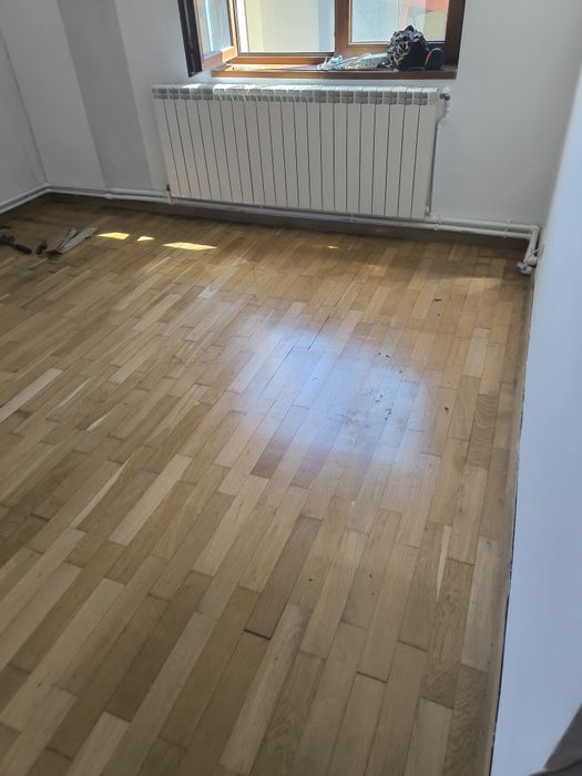 Vând parchet masiv a fost montat Este scos acuma cine dorește eră într-o cameră 5 pe 5