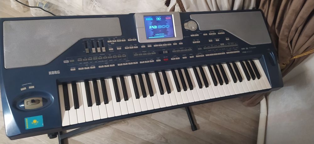 Продам сентезатор корг па 800