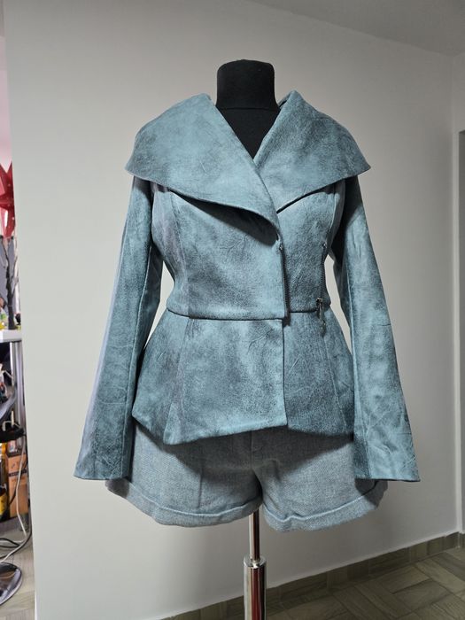 Pantaloni scurti din fibre naturale, prezintă captuseala cu buzunare