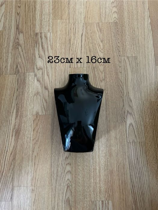 Стойка за бижута черен гланц