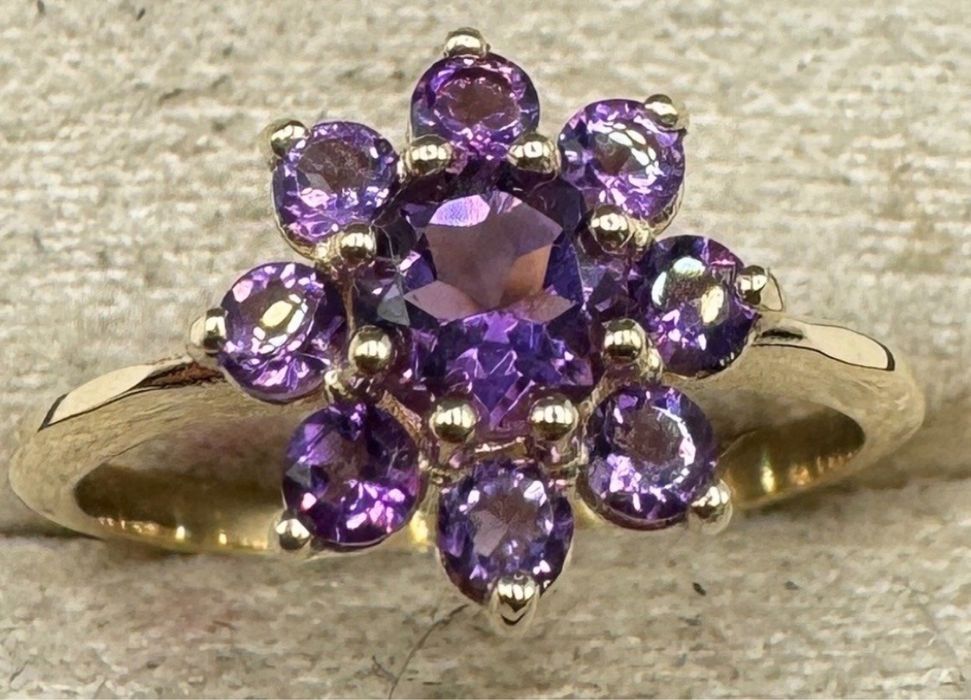 18-каратов златен пръстен аметисти.