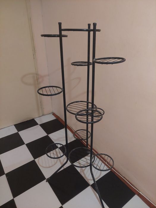 Продавам Етажерка за цветя