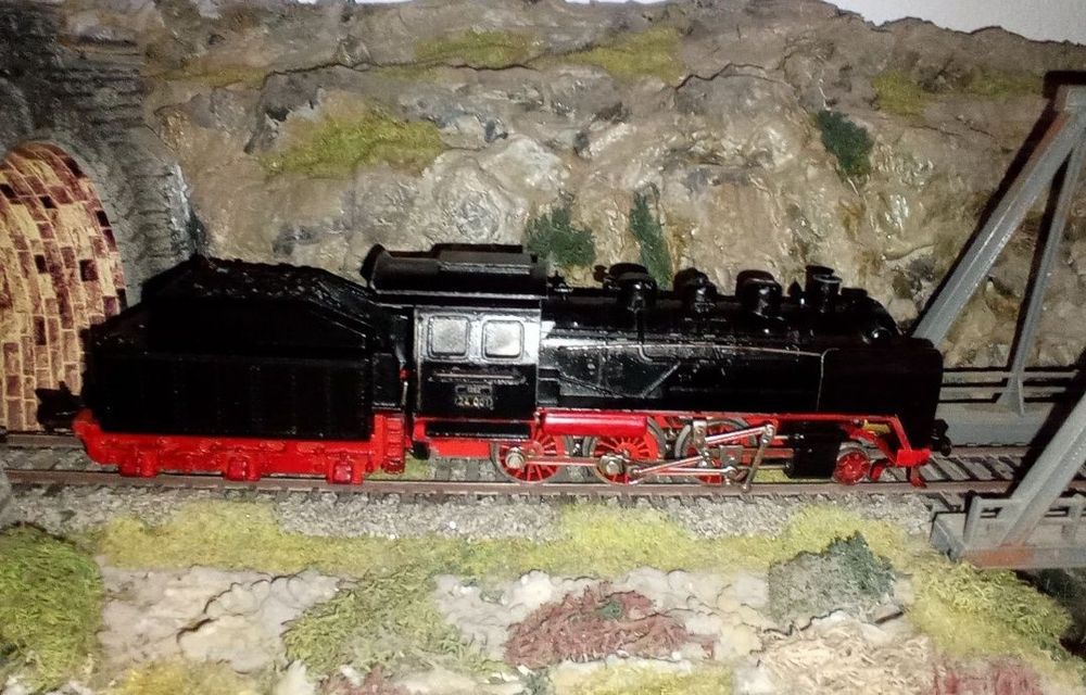 Locomotiva fleischmann BR24 scara H0, 1:87

Tracțiune integrală pe 3 a
