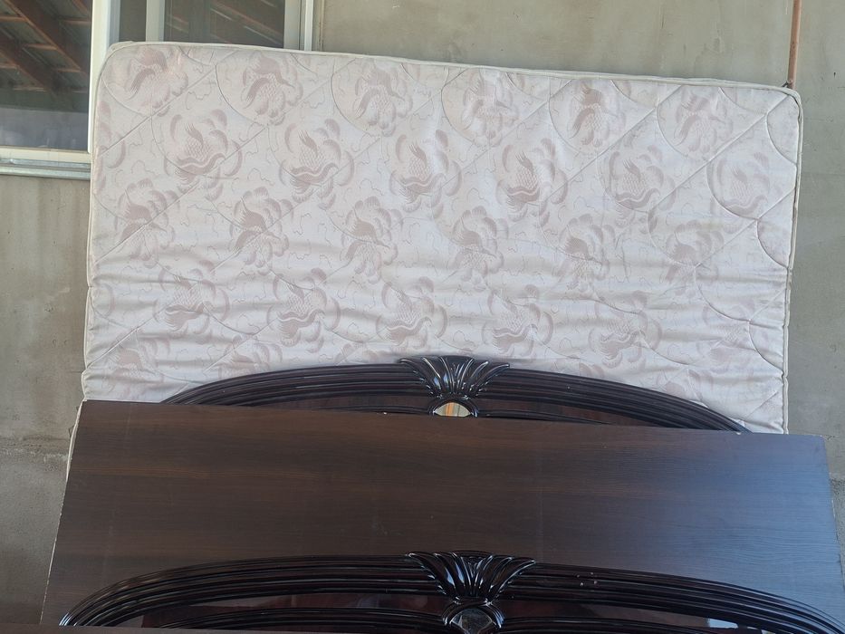 Екі кісілік төсек сатылады.