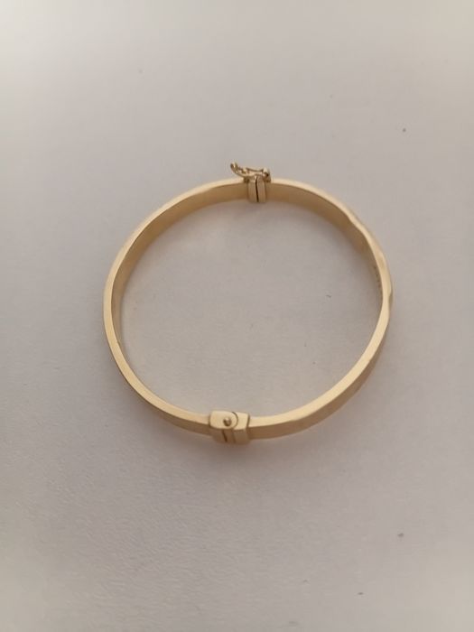 Алтын браслет сатылады