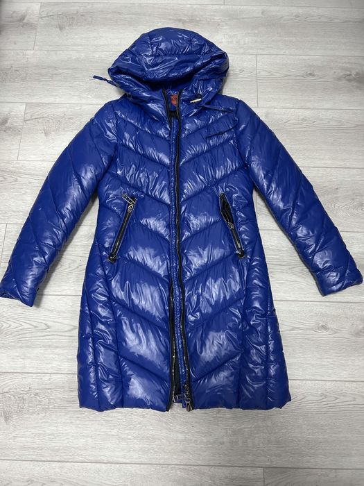 Дамско зимно  яке на Guess бордо и дълго зимно яке в син цвят