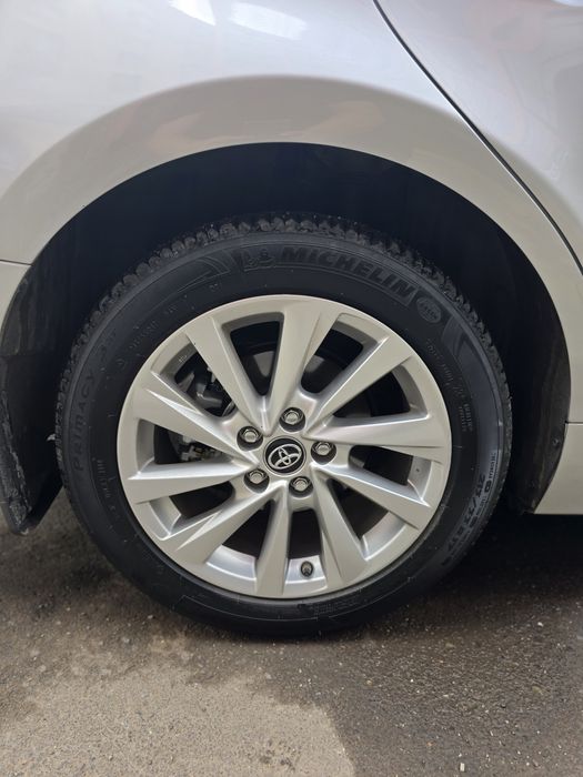 Продам диски с шинами камри 75 оригинал