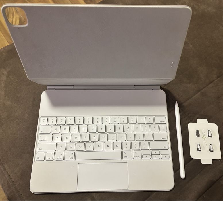 Клавиатура кейс за iPad Pro 12.9 + Apple pencil + 4 накрайника