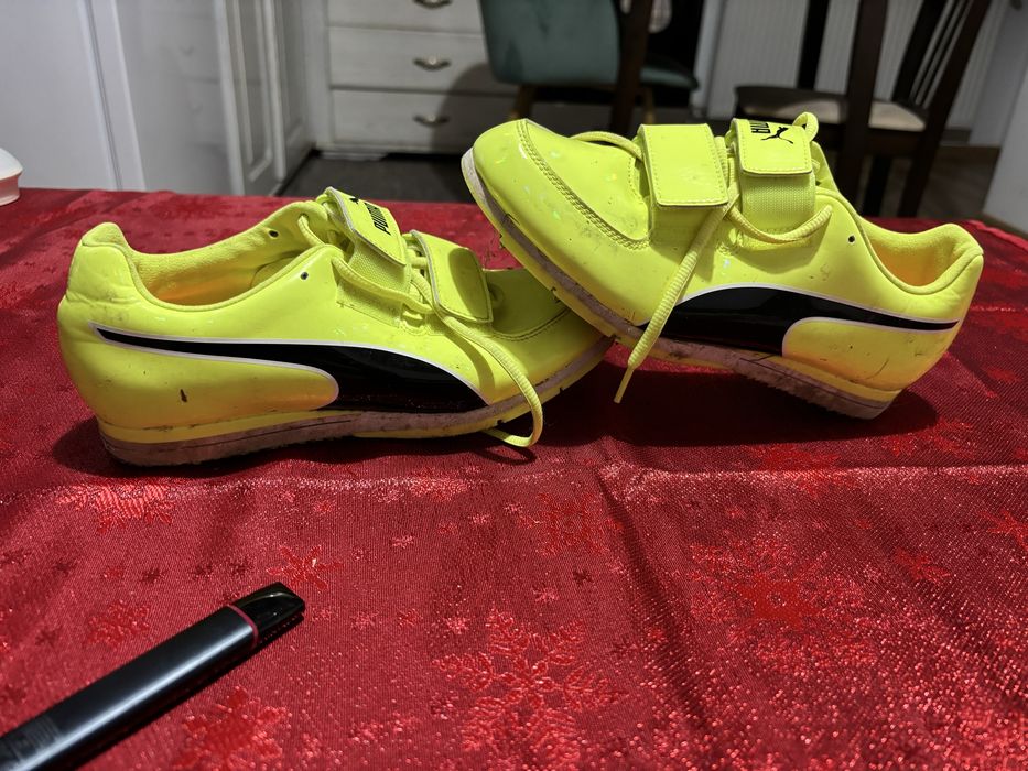 Adidasi de atletism cu cuie