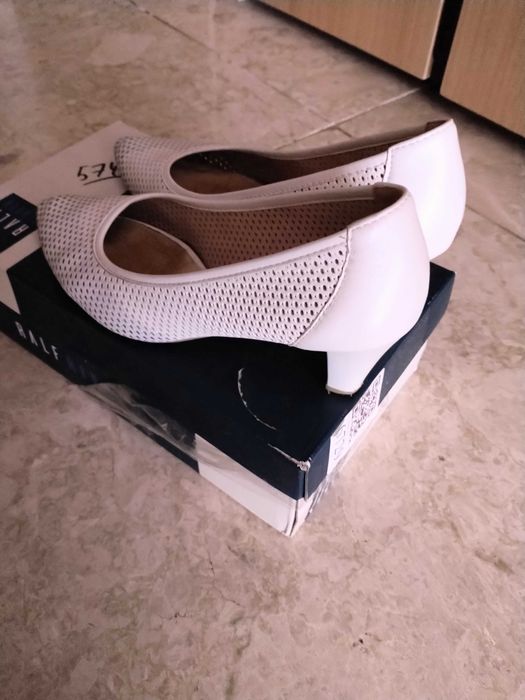 Продам новые белые туфли, Caprice Ralf Ringer