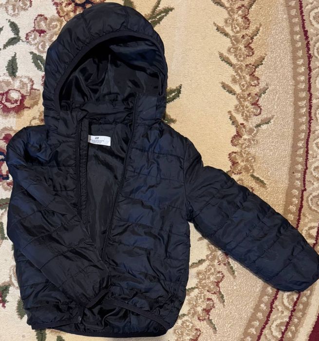 Лёгкая курточка на весну и осень на мальчика 6-7  лет в отличном состо