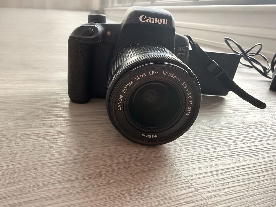 Canon EOS 750D + obiectiv 18-55 mm + trepied + geantă Canon