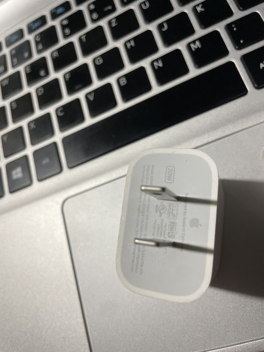 Adaptor Apple 20 w de America.