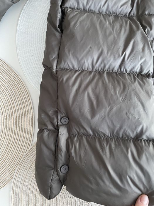 Geacă lungă cu puf Zara pentru fete sau băieți, mărimea pentru 9 ani (înălțime 134 cm), compoziție 50% pene și 50% puf.