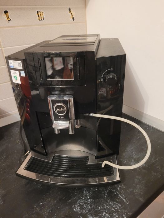 Vând aparat cafea Jura E60