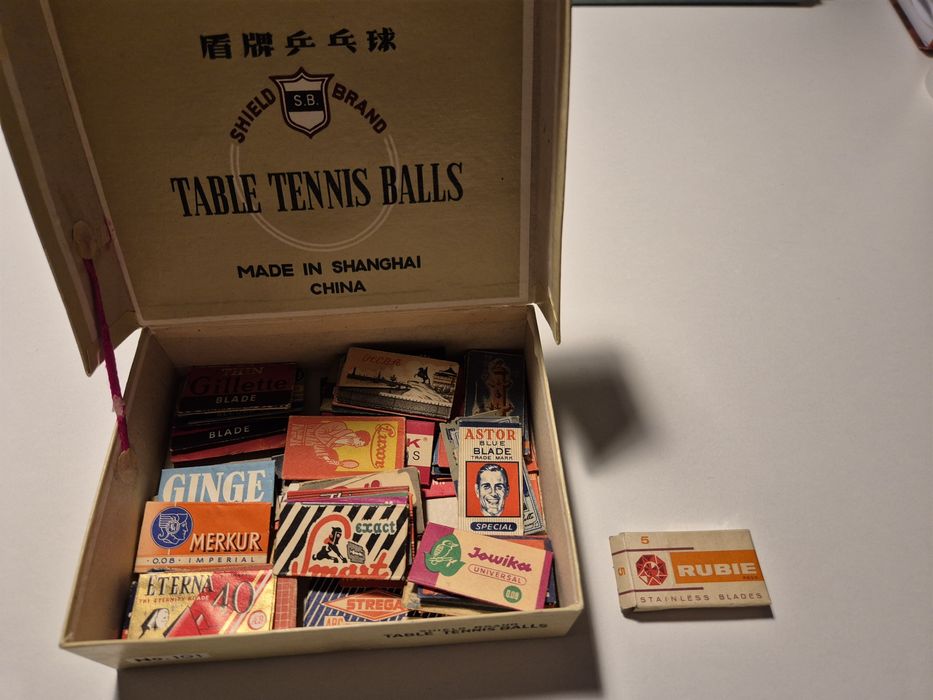 Colectie de ambalaje si lame de ras retro