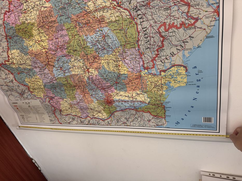 Harta României fizica geografica pe o parte  Pe cealaltă parte Harta României Administrativa . Dimensiuni 100 cm x 65 cm.