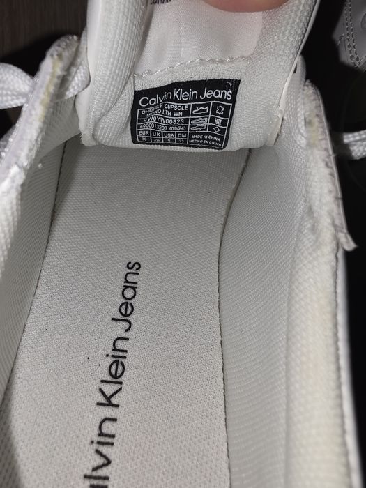 Продавам нови бели сникърски Calvin Klein