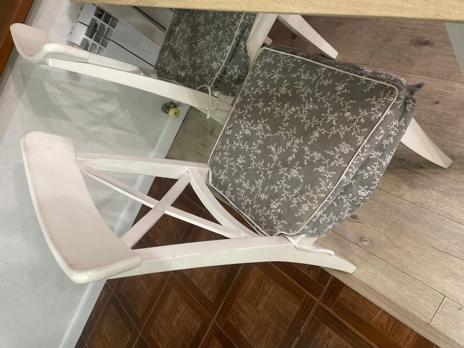 Стол со стульями