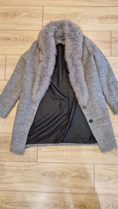 Вълнено палто с богата яка от лисица