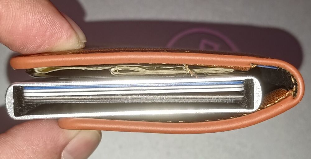 Кожен портфейл със RFID защита и автоматичен картодържач