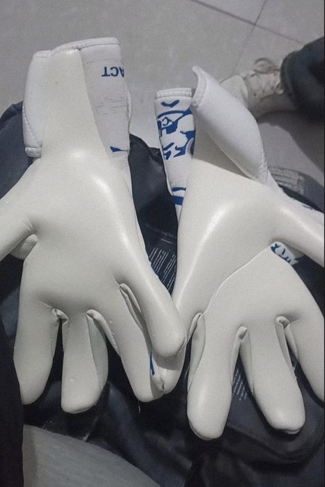 Продам новые вратарские перчатки Reusch