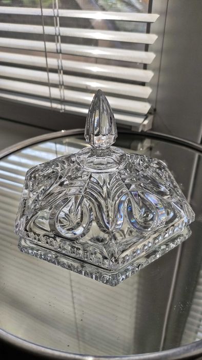 Кристална купичка с капак