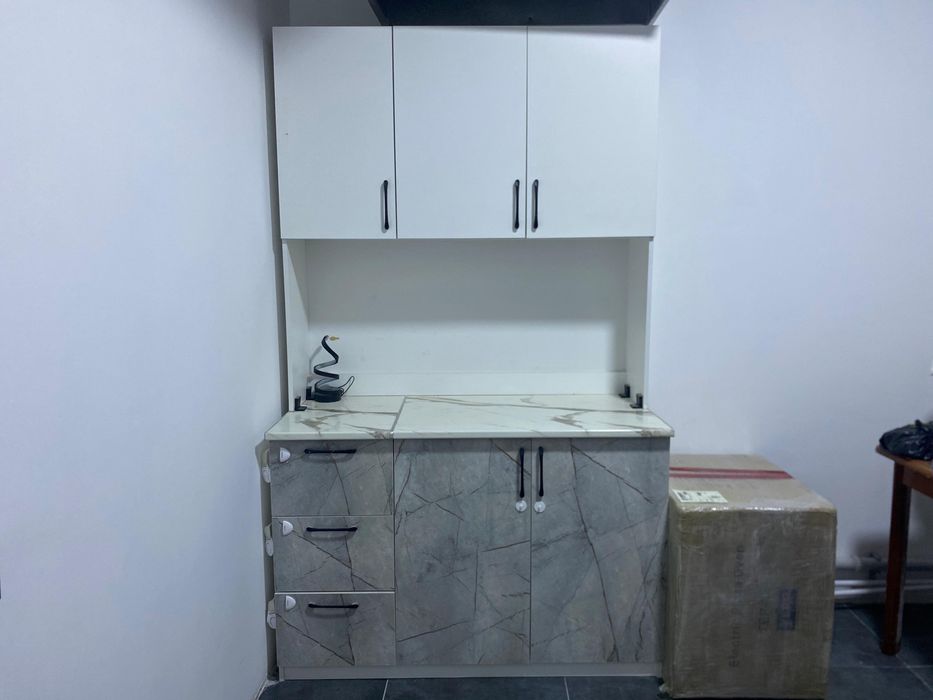 Кухонный шкаф и стол