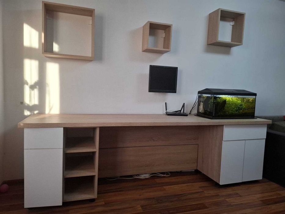 VAND URGENT Birou  Gaming/Office generos cu spații de depozitare + Set 3 cuburi suspendate perete